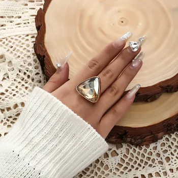 Luxe Mode-Geometrische Driehoek Crystal Grote Ringen voor Vrouwen Kleur: Goud Ring Verstelbaar Gepersonaliseerde Sieraden Accessoires